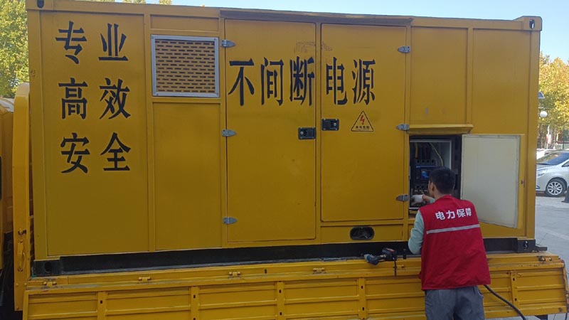彭山柴油发电机组和UPS电源配合使用时，如何避免切换过程中的电力中断？